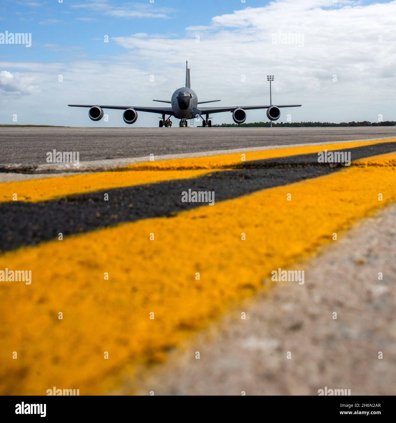 Während der Übung Global Thunder 22, 9. November 2021, steht ein Stratotanker-Flugzeug des Typs KC-135 auf der Fluglinie der Avon Park Air Force Range, Florida, zur Verfügung. Global Thunder ist eine jährliche nukleare Kommando- und Kontrollübung, die Trainingsmöglichkeiten für alle Missionsgebiete des US Strategic Command bietet, gemeinsame und Feldtrainingsoperationen testet und einen besonderen Fokus auf die nukleare Bereitschaft hat. (USA Air Force Foto von Tech. Sgt. Joshua Smoot) Stockfoto