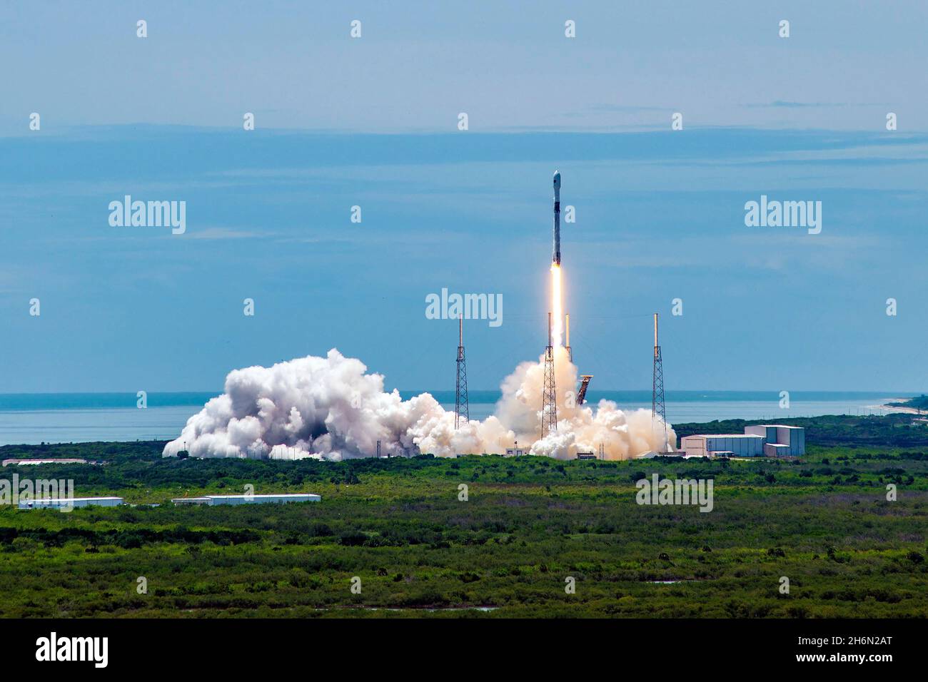 Falcon 9 startet die Mission GPS III Space Vehicle 05 vom Space Launch Complex 40 auf der Cape Canaveral Space Force Station, Florida, 17. Juni 2021. Dies war der zweite Start und die Landung dieses Falcon 9 Stage Booster, der zuvor den Start des GPS III Space Vehicle 04 unterstützte. Nach der Trennung des Stadiums landete SpaceX die erste Etappe von Falcon 9 auf dem „Just Read the Instructions“-Droneship im Atlantischen Ozean. Stockfoto