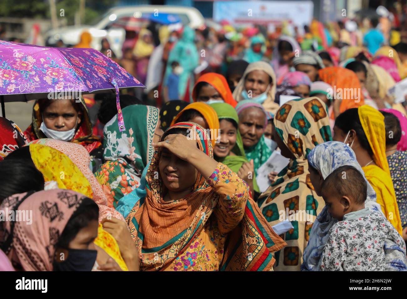 Dhaka, Bangladesch. November 2021. Slumbewohner sehen in der Schlange stehen, um sich mit Dosen Oxford-AstraZeneca in einem Korail Slum-Impfzentrum impfen zu lassen.die Regierung impft die Bewohner des Korail Slums, eines der größten Einwohner von einkommensschwachen Menschen in Dhaka. Die Generaldirektion für Gesundheitsdienste (DGHS) wird fast 300,000 Menschen, die im Slum leben, unter das Impfprogramm Covid-19 bringen. (Foto von MD Manik/SOPA Images/Sipa USA) Quelle: SIPA USA/Alamy Live News Stockfoto