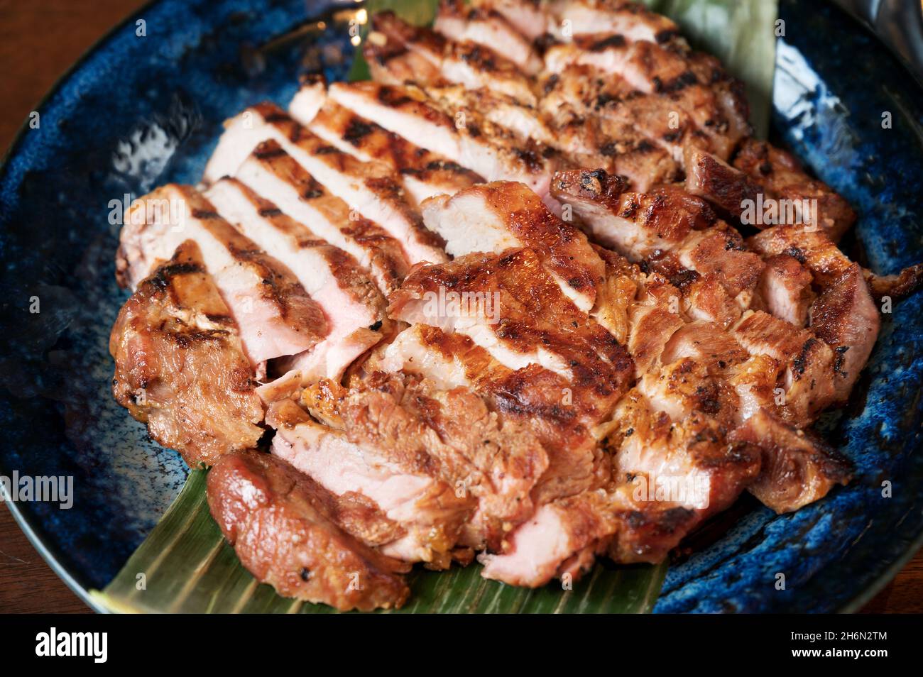 Thailändisches gegrilltes Schweinefleisch in einem thailändischen Restaurant. Stockfoto