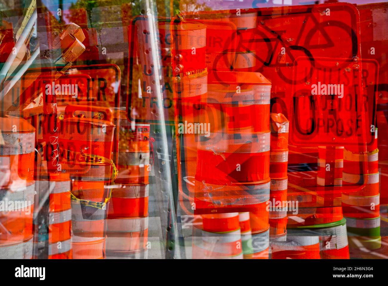 Mehrfache Exposition von Baustellenschildern und Kegeln auf einer Straße in Montreal, Quebec, Kanada Stockfoto