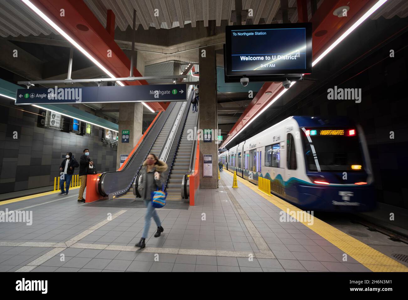 Am Dienstag, den 16. November 2021, fährt ein Zug vom neuen U-Bahnhof Link Light Rail in Seattle ab. Die Northgate Link Extension wurde am 2. Oktober eröffnet Stockfoto