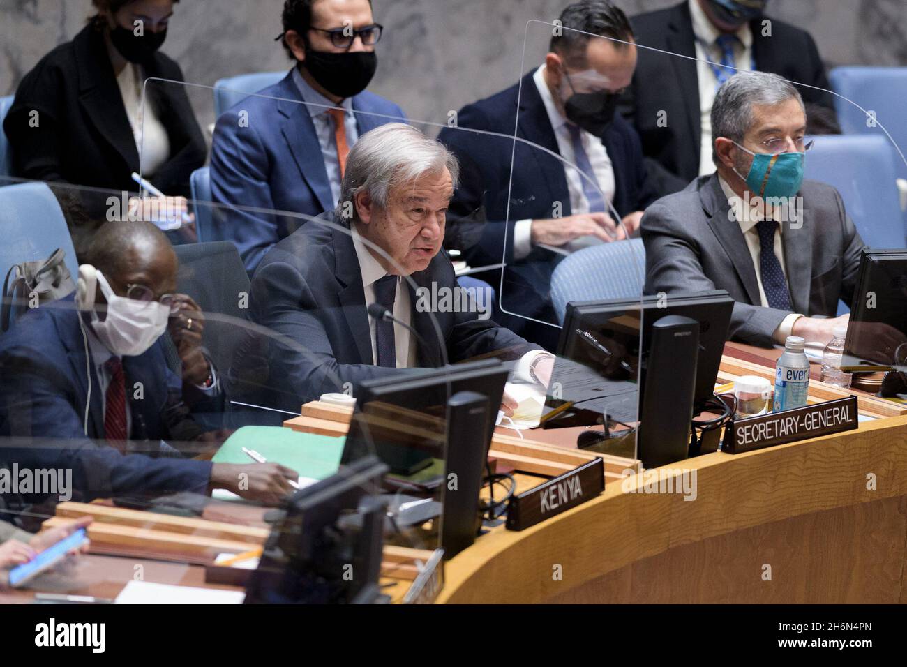 (211117) -- UNITED NATIONS, 17. November 2021 (Xinhua) -- der Generalsekretär der Vereinten Nationen, Antonio Guterres (C), spricht am 16. November 2021 im UN-Hauptquartier in New York vor der Sitzung des Sicherheitsrats "Frieden und Sicherheit durch präventive Diplomatie: Ein gemeinsames Ziel für alle Hauptorgane der Vereinten Nationen". (Manuel Elias/UN Photo/Handout via Xinhua) Stockfoto (211117) -- UNITED NATIONS, 17. November 2021 (Xinhua) -- der Generalsekretär der Vereinten Nationen, Antonio Guterres (C), spricht am 16. November 2021 im UN-Hauptquartier in New York vor der Sitzung des Sicherheitsrats "Frieden und Sicherheit durch präventive Diplomatie: Ein gemeinsames Ziel für alle Hauptorgane der Vereinten Nationen". (Manuel Elias/UN Photo/Handout via Xinhua) Stockfoto