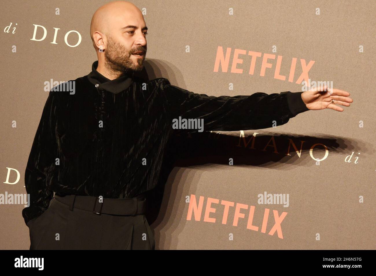 16. November 2021, Neapel, Kampanien, Italien: Der Sänger Giuliano Sangiorgi auf dem roten Teppich während der Präsentation seines letzten Films '' E' stata la mano di Dio''. Das letzte Werk des Regisseurs Paolo Sorrentino, das im Metropolitan Cinema of Naples präsentiert wurde, wurde 2022 als bester ausländischer Film für den Oscar nominiert. (Bild: © Pasquale Gargano/Pacific Press via ZUMA Press Wire) Stockfoto