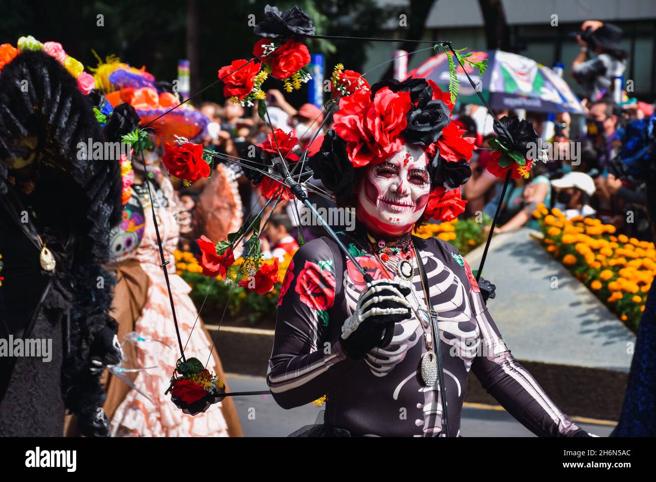 Mexiko-Stadt, Mexiko ; 31 2021. Oktober: Tag der Toten, verkleidete Menschen, die catrina während der Parade zum Tag der Toten repräsentieren Stockfoto