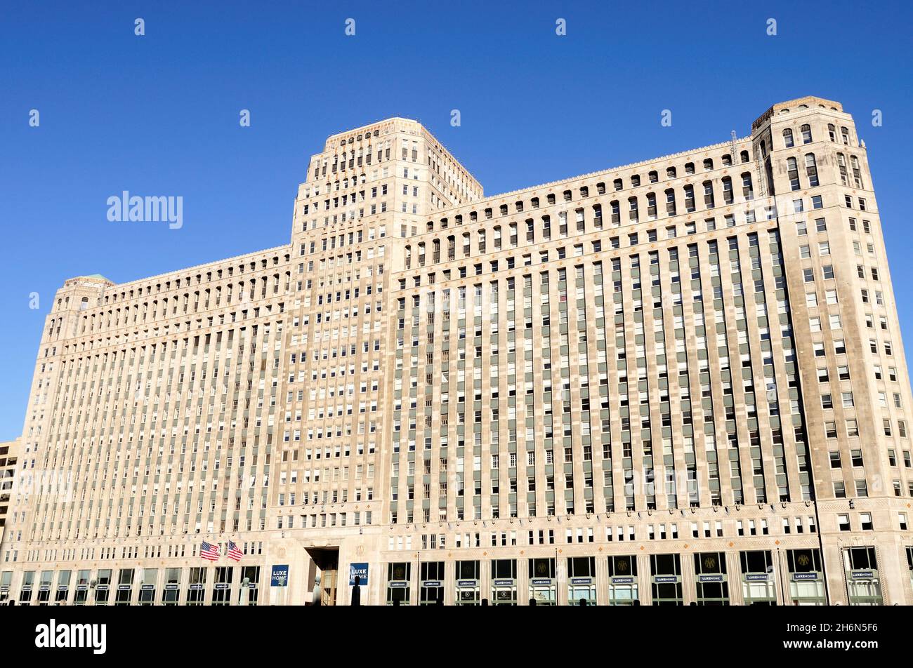 Chicago, Illinois, USA. Der Merchandise Mart, erbaut 1930, am Nordufer des Chicago River. Stockfoto