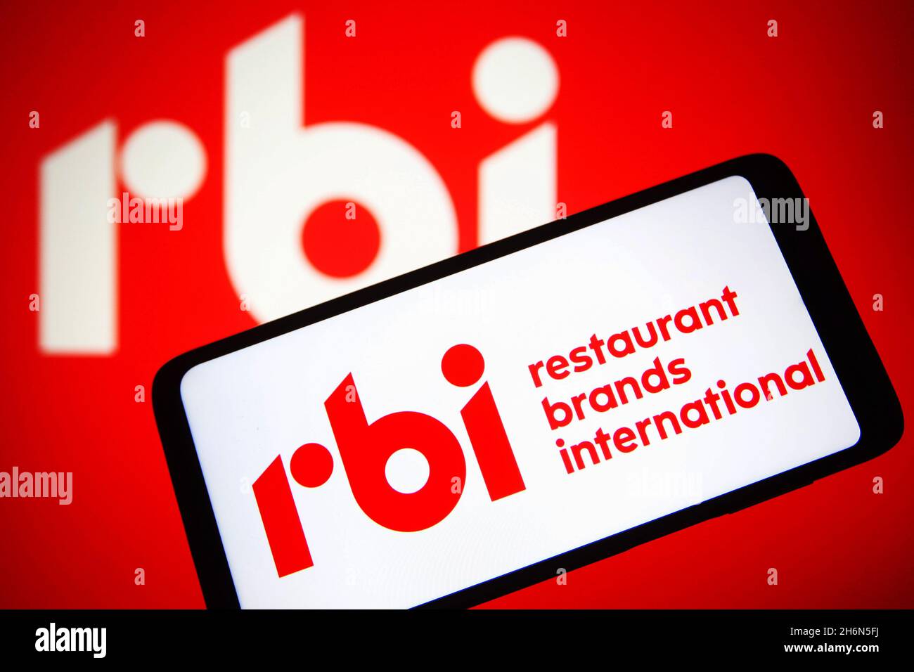 Ukraine. November 2021. In dieser Abbildung ist ein Logo von Restaurant Brands International Inc. (RBI) auf einem Smartphone-Bildschirm und im Hintergrund zu sehen. Kredit: SOPA Images Limited/Alamy Live Nachrichten Stockfoto