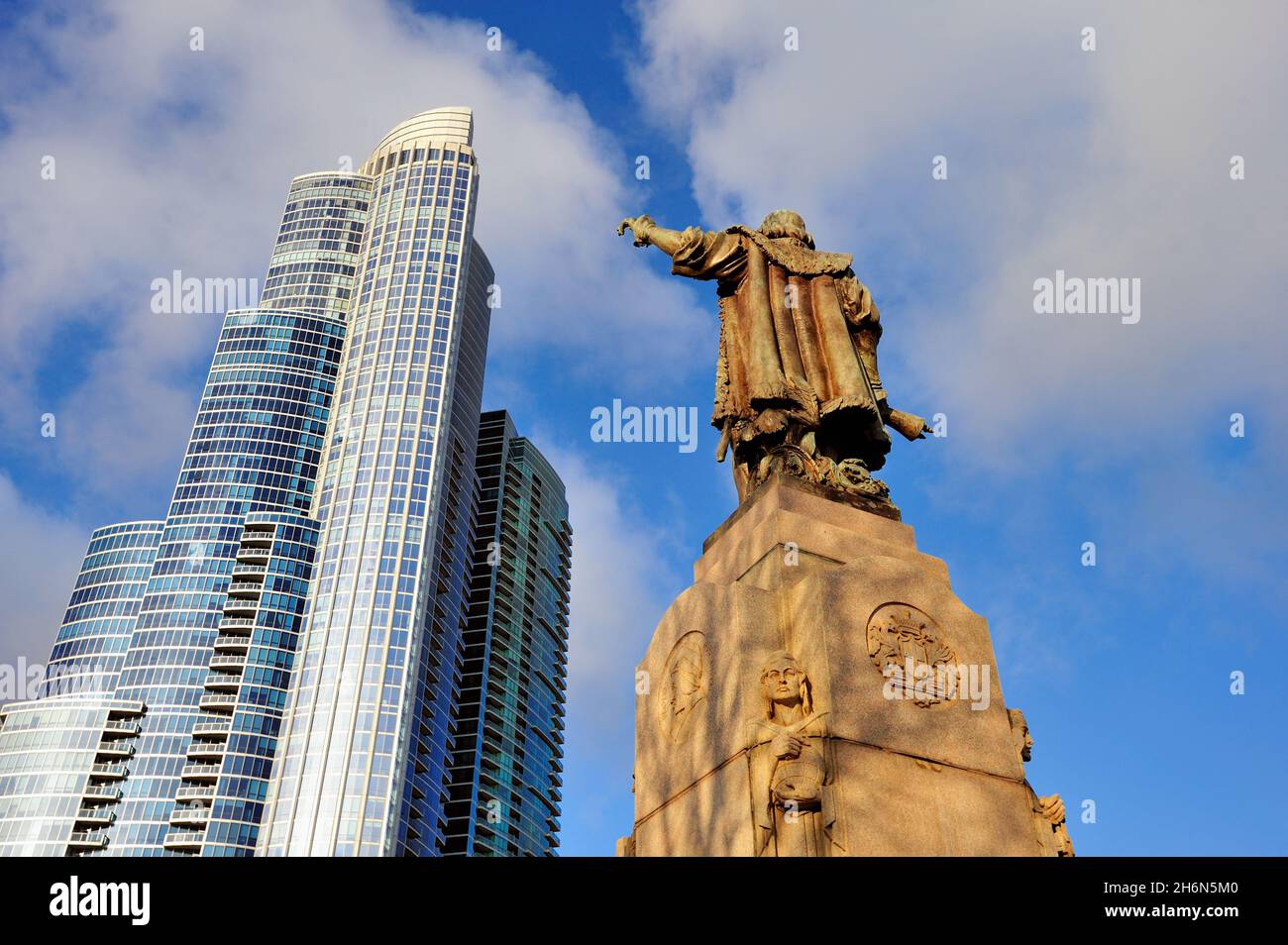 Chicago, Illinois, USA. Im Gegensatz dazu ragt der 62-stöckige One Museum Park über die Christopher Columbus-Statue im Grant Park in Chicago. Stockfoto