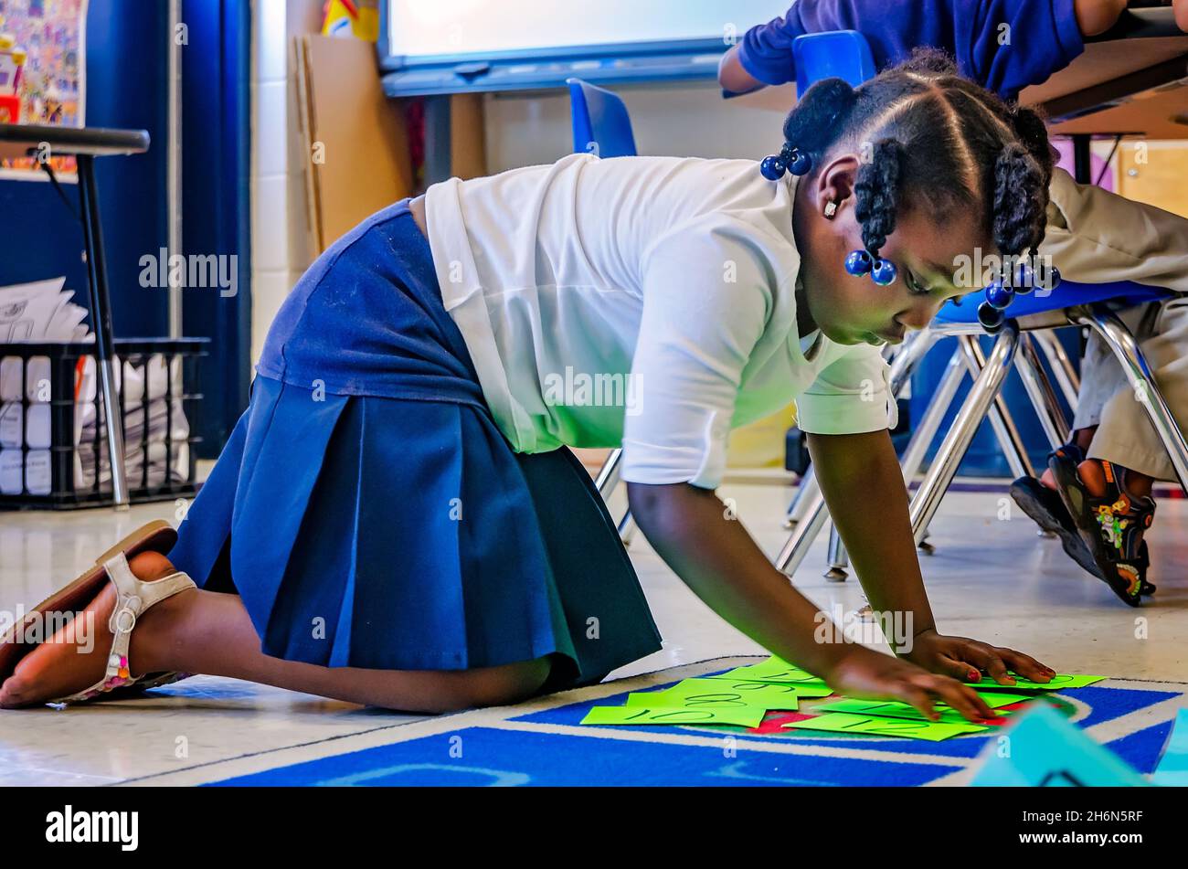 Eine Vorkindergärtnerin gibt die Zahlen am 18. Mai 2012 in Columbus, Mississippi, in numerischer Reihenfolge an. Stockfoto