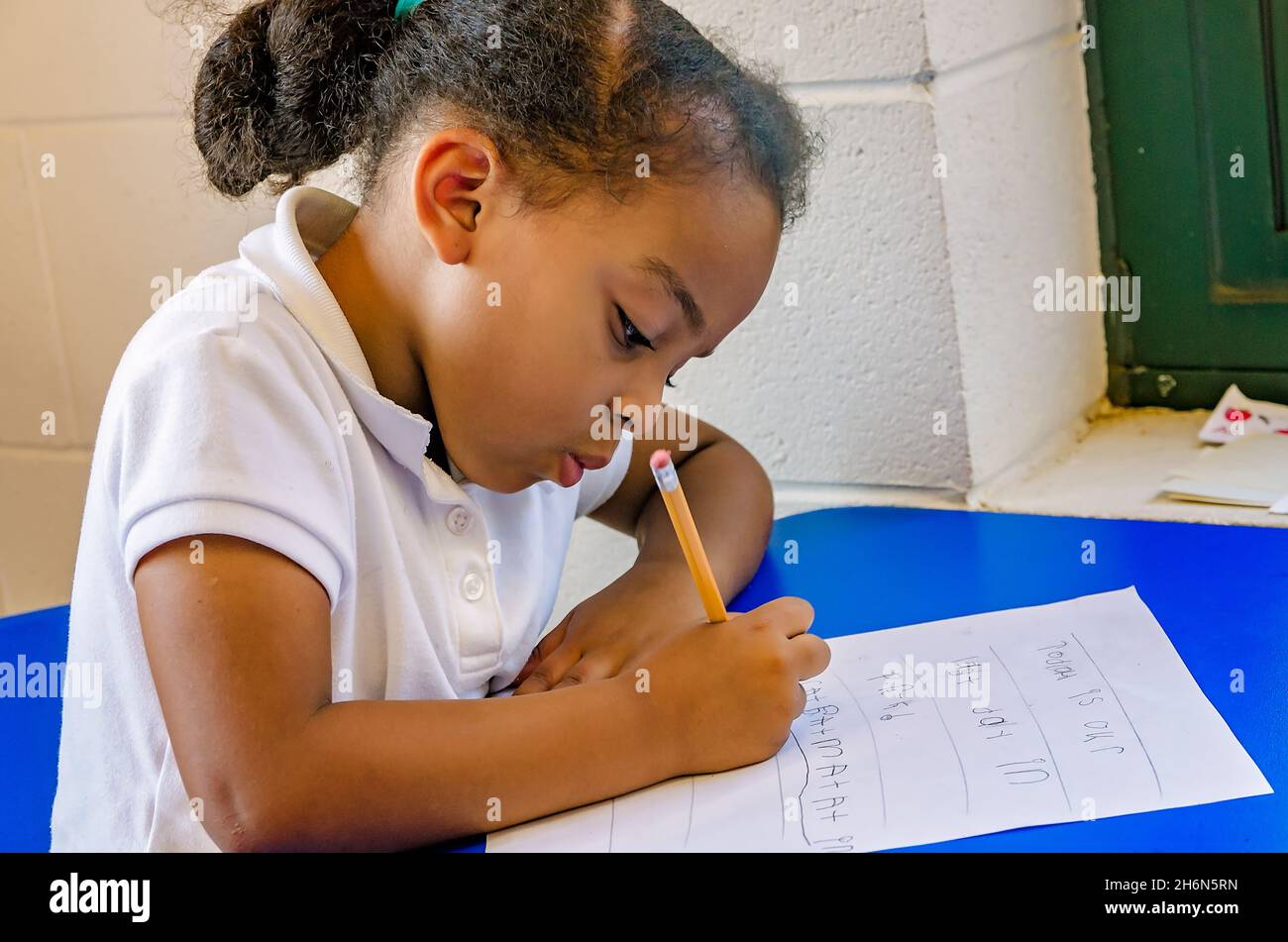 Ein Vorkindergartenschüler arbeitet am 18. Mai 2012 in Columbus, Mississippi, an einem Klasseneinsatz. Stockfoto
