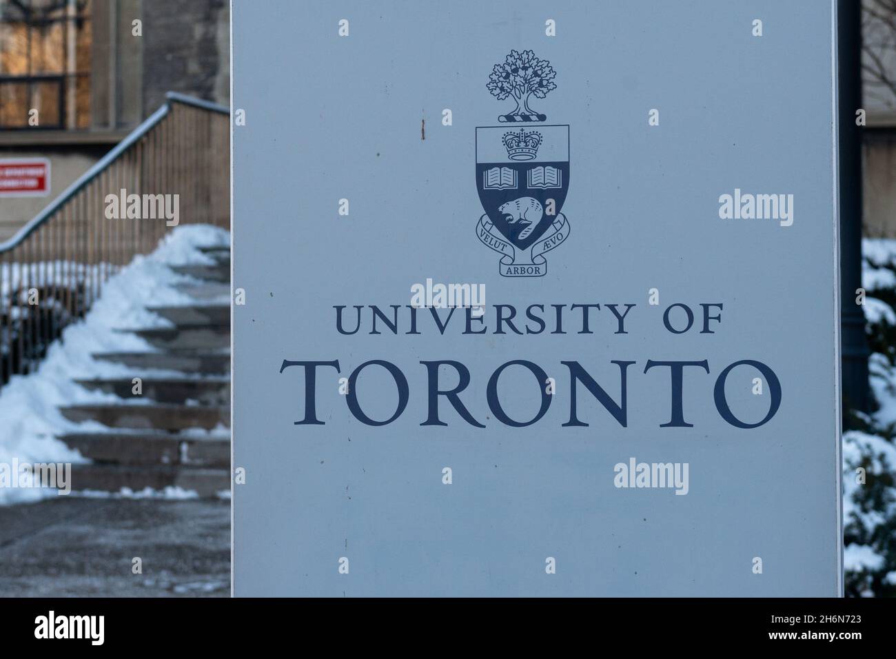 Toronto, ON, Kanada - 08. Januar 2021: Blick auf das Schild der University of Toronto in der Innenstadt von Toronto. Gegründet 1827 als King's College, der University of T Stockfoto
