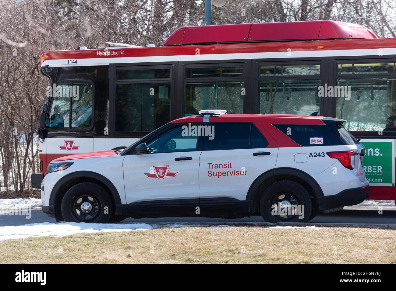 Toronto, ON, Kanada – 01. März 2021: Das Zeichen des Transportunternehmens der Toronto Transit Commission (TTC) in der Innenstadt von Toronto. Der TTC ist der Operator von p Stockfoto