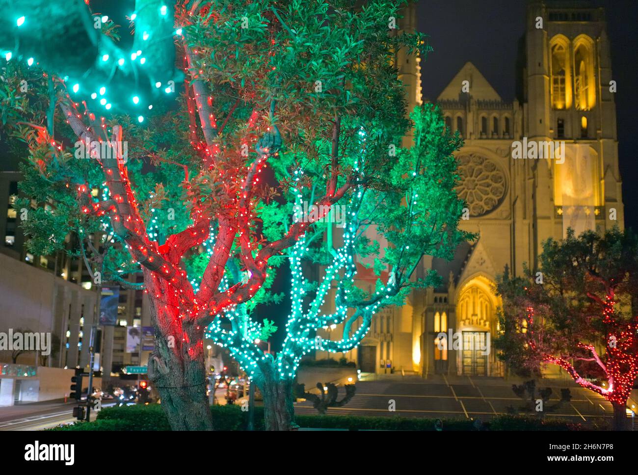 Die majestätische Grace Cathedral auf dem Nob Hill während der Weihnachtszeit, San Francisco CA Stockfoto