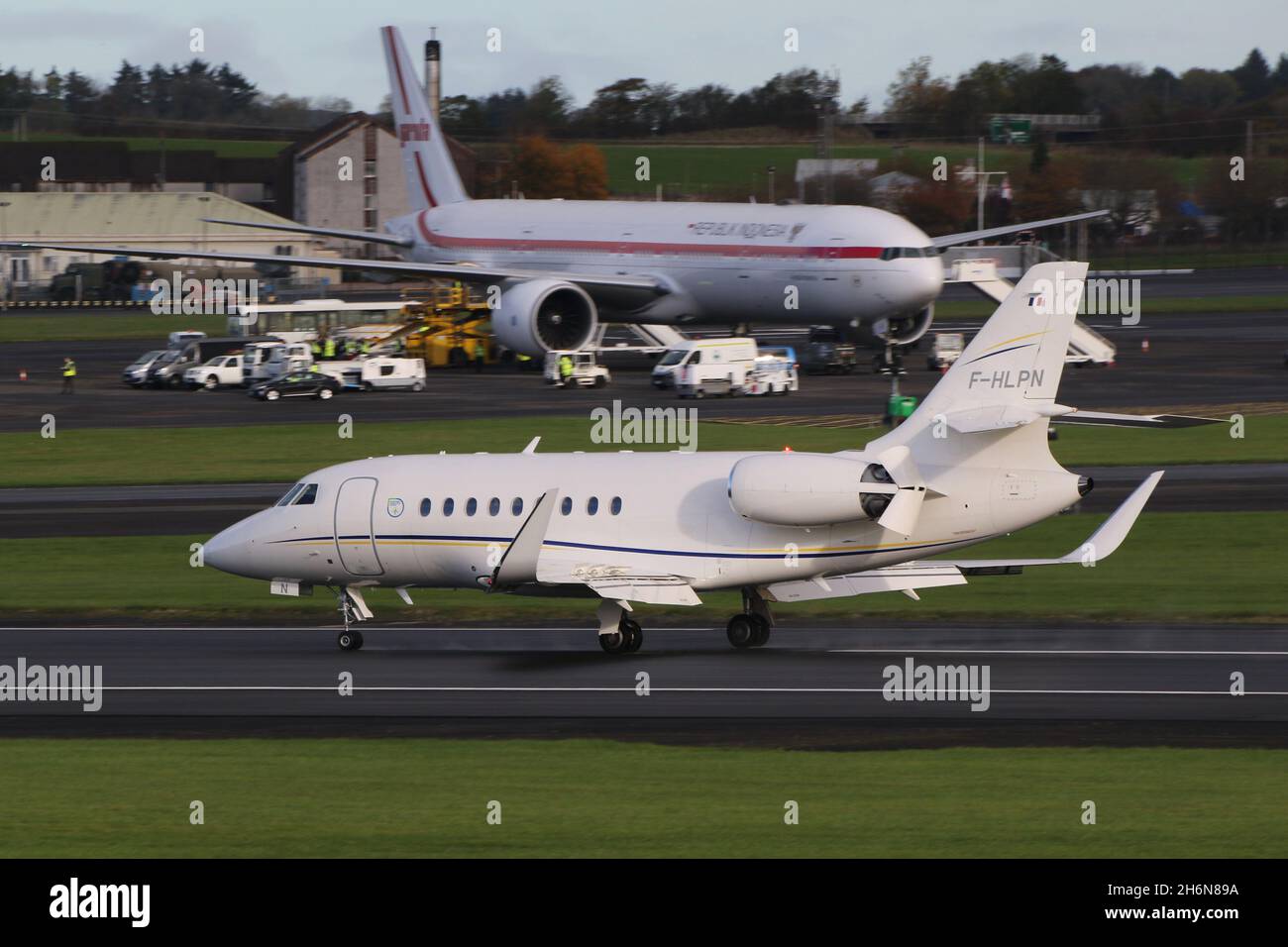 F-HLPN, ein Dassault Falcon 2000 von Michelin Air Services, am Prestwick International Airport in Ayrshire, Schottland. Das Flugzeug war in Schottland, um Delegierte zur COP26-Klimakonferenz in der nahe gelegenen Stadt Glasgow zu bringen. Stockfoto