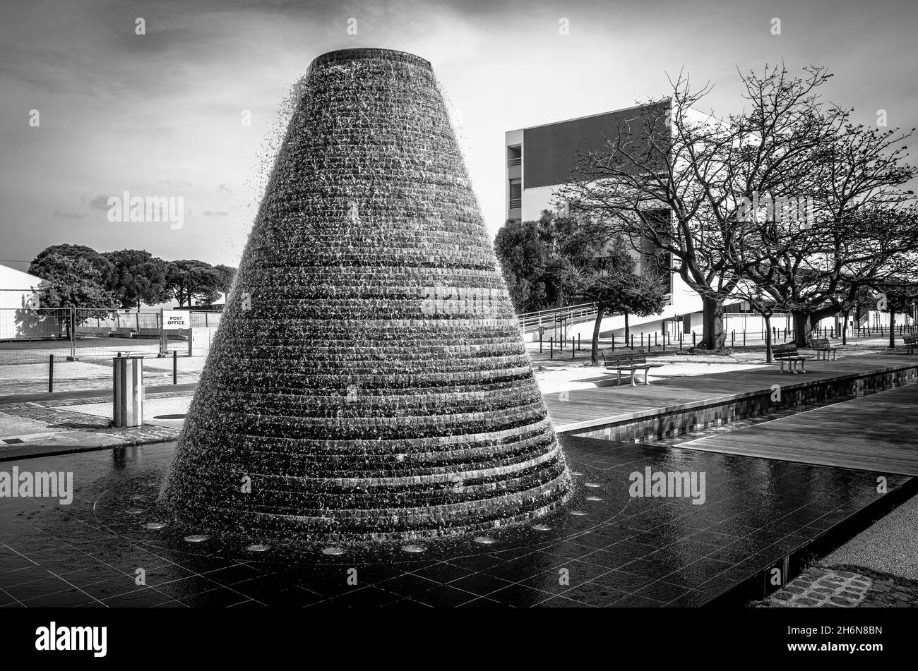 Moderner Kegelbrunnen im Park der Nationen (Parque das Nações). Lissabon, Portugal. Schwarz und Weiß. Stockfoto