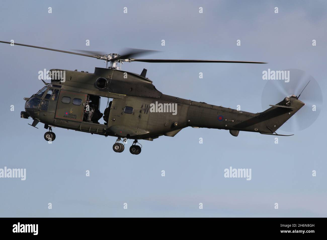 ZJ954, ein Westland Puma HC2, der von der Royal Air Force (RAF) betrieben  wird, landet auf dem Prestwick International Airport in Ayrshire,  Schottland, um Kraftstoff aufzutanken. Das Flugzeug überwachte Glasgow  während der