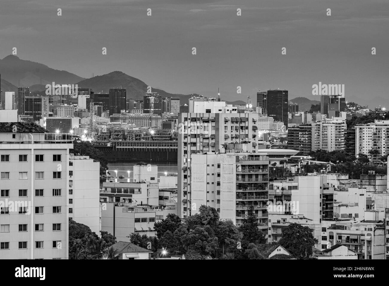 Rio de Janeiro, Brasilien - UM 2021: Aufnahme einer urbanen Landschaft mit Gebäuden in einer Stadt in Brasilien, die tagsüber im Freien liegt Stockfoto