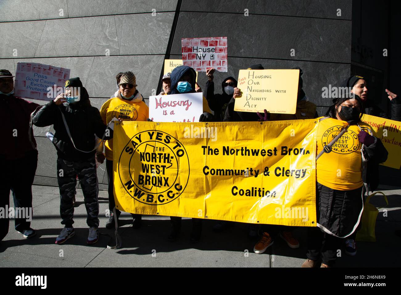 New York, Usa. November 2021. Während der Demonstration halten Demonstranten ein Banner und Plakate.Wohnungsrechtler versammelten sich auf den Hudson Yards, um die Kampagne von House NY zu starten, die den Gesetzgeber aufforderte, echte langfristige Lösungen für die Wohnungskrise der COVID-19 zu erarbeiten. (Foto: Karla Cote/SOPA Images/Sipa USA) Quelle: SIPA USA/Alamy Live News Stockfoto