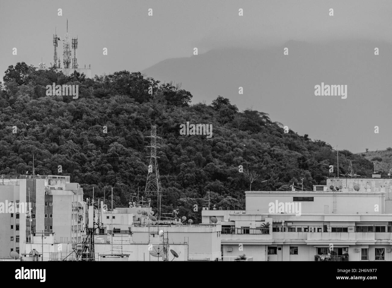 Rio de Janeiro, Brasilien - UM 2021: Aufnahme einer urbanen Landschaft mit Gebäuden in einer Stadt in Brasilien, die tagsüber im Freien liegt Stockfoto