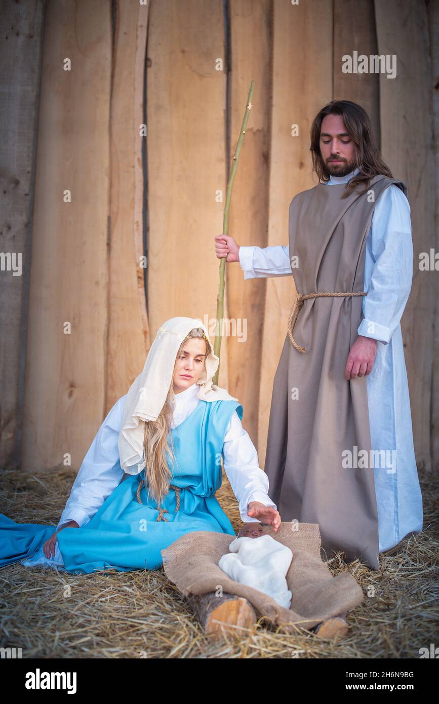 Traditionelle Krippe mit der Jungfrau und josef, die Jesus anbeten Stockfoto