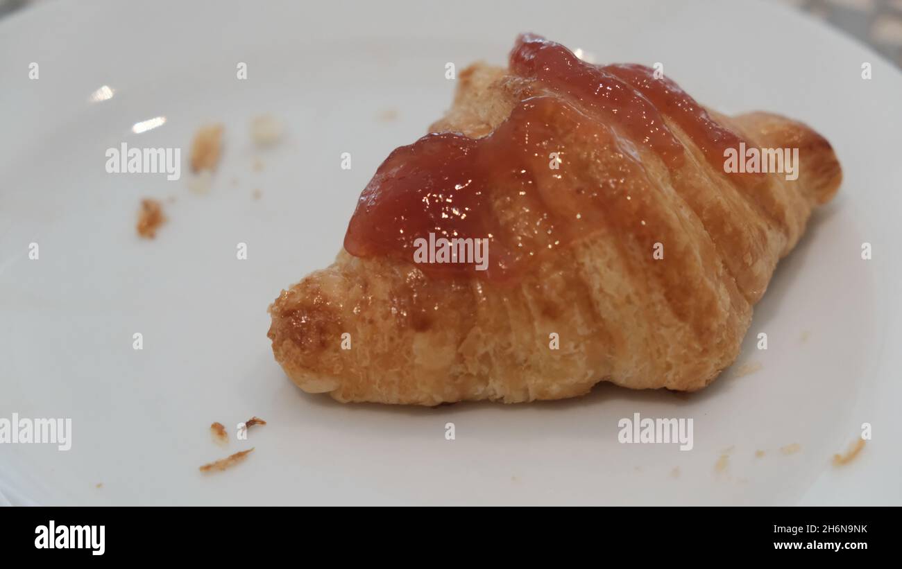 Französisches Croissant-Gebäck mit Marmelade oben Stockfoto