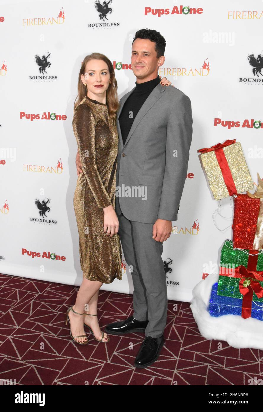 West Hollywood, Kalifornien, USA 16. November 2021 die Schauspielerin Sara Lindsey und der Schauspieler John Weselcoup besuchen am 16. November 2021 die Premiere von "Pups Alone" im London Hotel in West Hollywood, Kalifornien, USA. Foto von Barry King/Alamy Live News Stockfoto