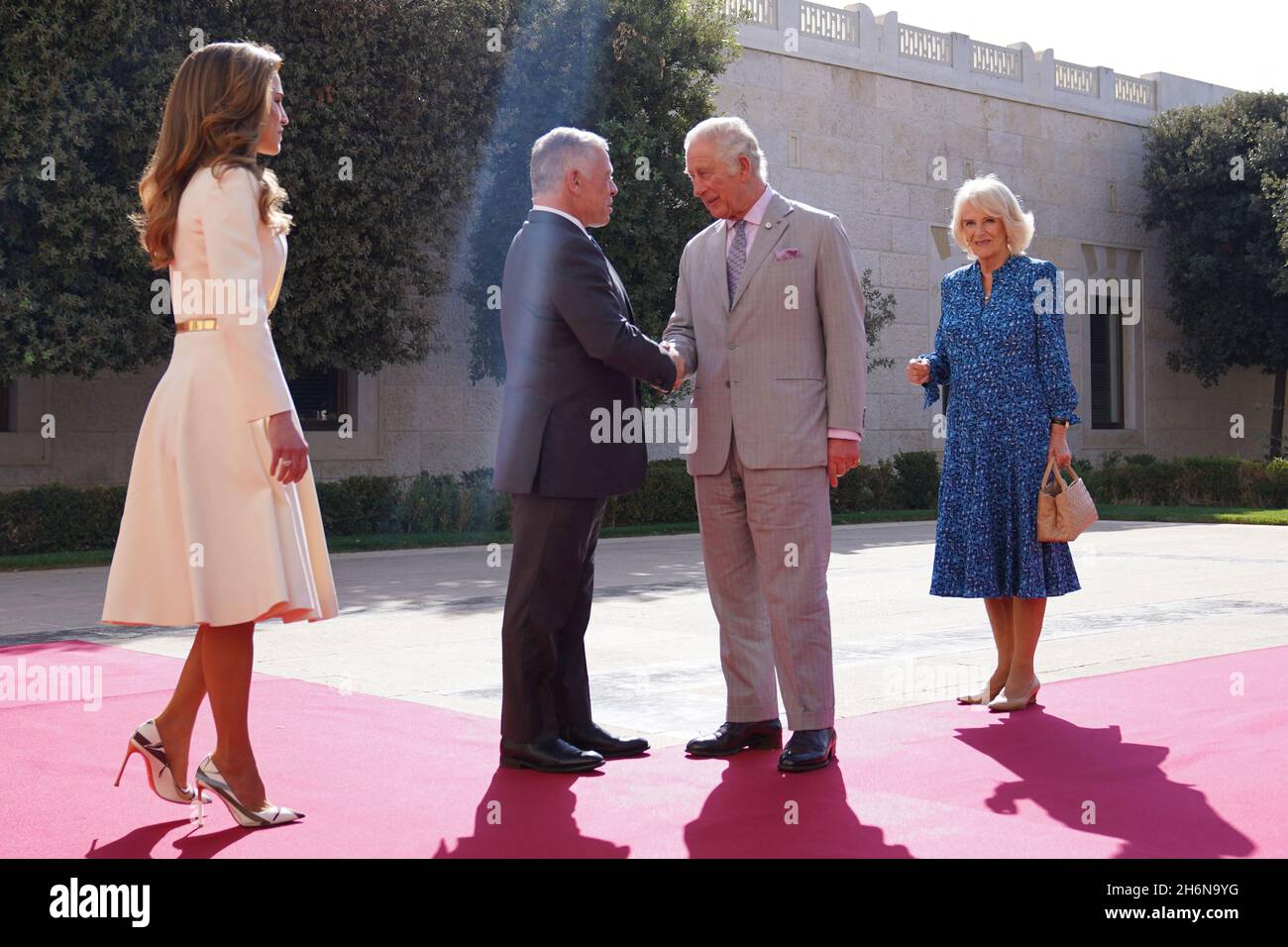 Amman, Jordanien, am 16. November 2021. L-R : Jordaniens Kronprinz Al Hussein bin Abdullah II., Königin Rania Al Abdullah, König Abdullah II., Prinz Charles von Wales und seine Frau Herzogin Camilla von Cornwall während einer offiziellen Begrüßungszeremonie im Al-Husseiniya Palast in Amman, Jordanien am 16. November 2021. Foto von Balkis Press/ABACAPRESS.COM Stockfoto