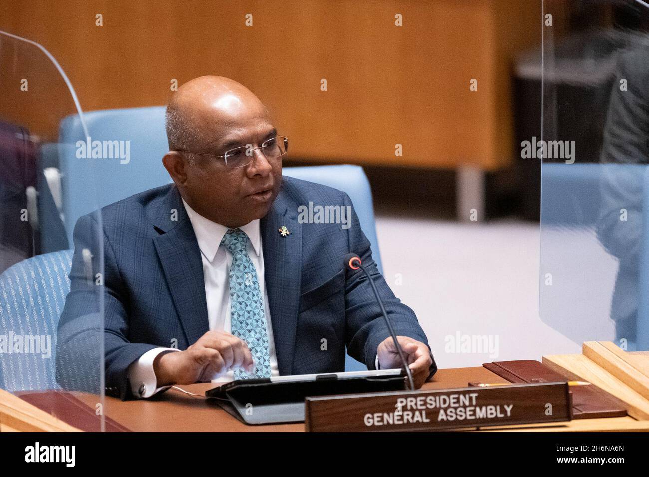 (211117) -- UNITED NATIONS, 17. November 2021 (Xinhua) -- Abdulla Shahid, Präsidentin der 76. Sitzung der Generalversammlung der Vereinten Nationen, spricht vor der Sitzung des UN-Sicherheitsrates „Frieden und Sicherheit durch Präventivdiplomatie: A Common Objective to All UN Principal Organs“, am 16. November 2021 im UN-Hauptquartier in New York. (Manuel Elias/UN Photo/Handout via Xinhua) Stockfoto (211117) -- UNITED NATIONS, 17. November 2021 (Xinhua) -- Abdulla Shahid, Präsidentin der 76. Sitzung der Generalversammlung der Vereinten Nationen, spricht vor der Sitzung des UN-Sicherheitsrates „Frieden und Sicherheit durch Präventivdiplomatie: A Common Objective to All UN Principal Organs“, am 16. November 2021 im UN-Hauptquartier in New York. (Manuel Elias/UN Photo/Handout via Xinhua) Stockfoto