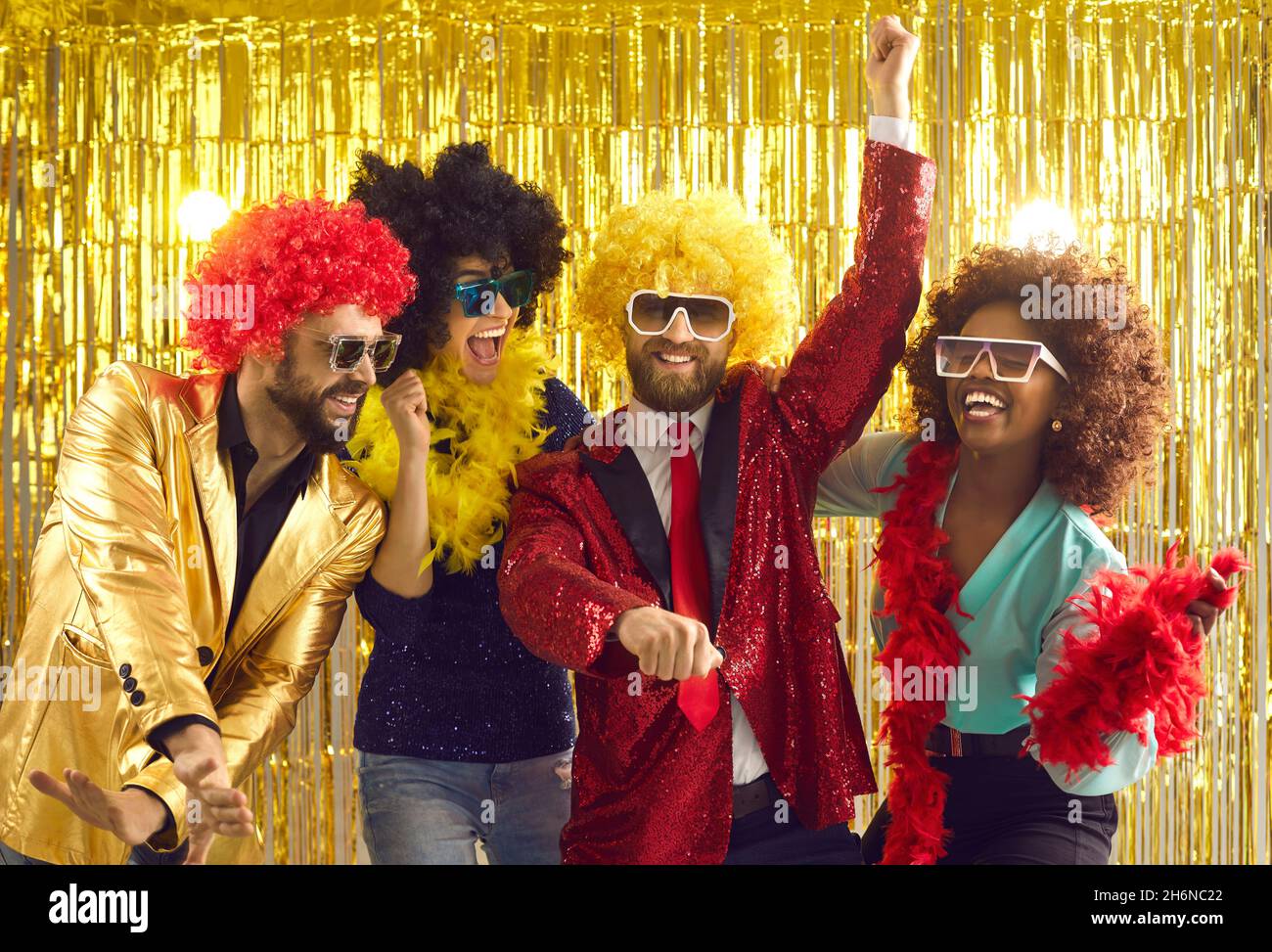 Glückliche multiethnische Freunde haben Spaß beim Tanzen und Lachen auf einer hellen Party. Stockfoto