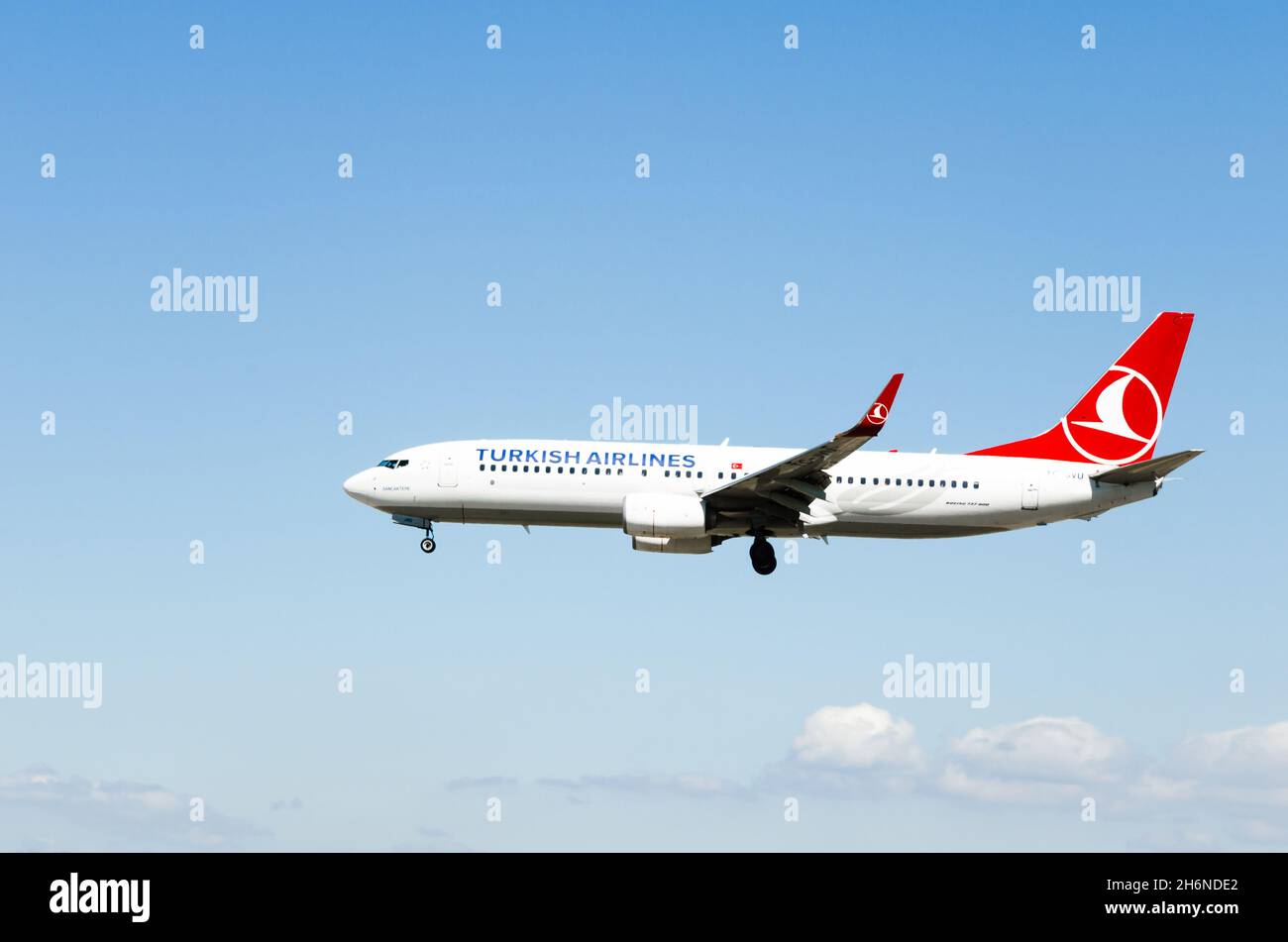 Barcelona, Spanien; 27. April 2019: Die türkische Fluggesellschaft Boeing 737-800 landet am Flughafen Josep Tarradellas in Barcelona-El Prat Stockfoto