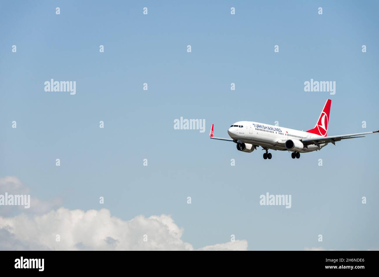 Barcelona, Spanien; 27. April 2019: Die türkische Fluggesellschaft Boeing 737-800 landet am Flughafen Josep Tarradellas in Barcelona-El Prat Stockfoto