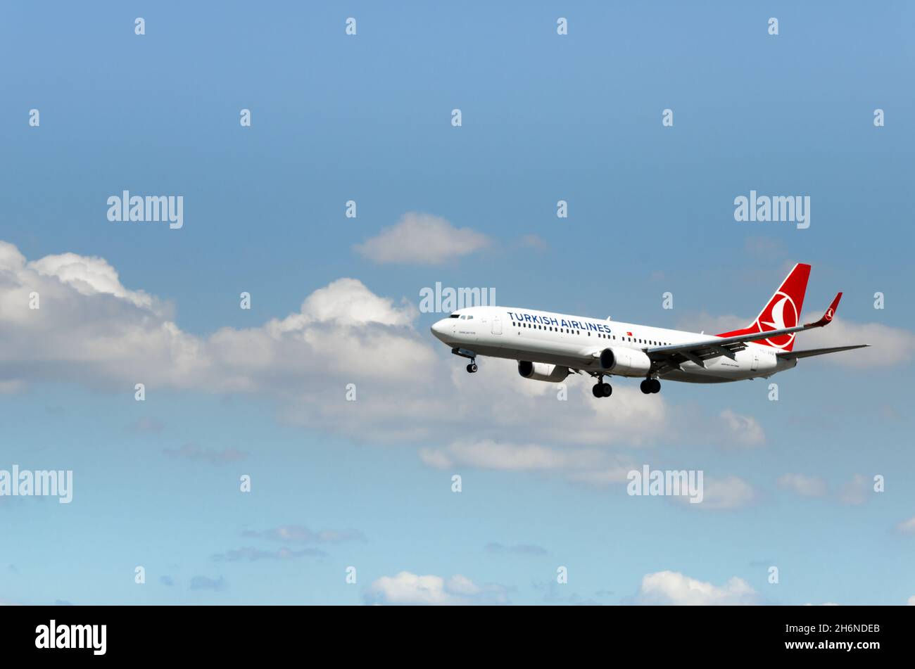 Barcelona, Spanien; 27. April 2019: Die türkische Fluggesellschaft Boeing 737-800 landet am Flughafen Josep Tarradellas in Barcelona-El Prat Stockfoto