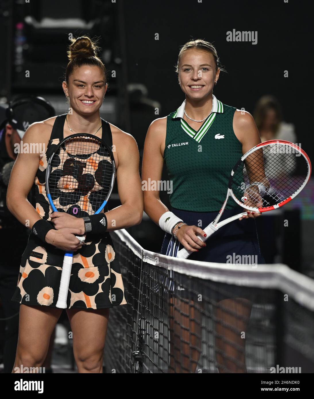 Guadalajara, Mexiko. November 2021. Anet Kontaveit (R) aus Estland und Maria Sakkari aus Griechenland posieren für Fotos vor dem Halbfinale ihrer Frauen beim AKRON WTA Finale in Guadalajara, Mexiko, am 16. November 2021. Quelle: Regina Cortina/Xinhua/Alamy Live News Stockfoto