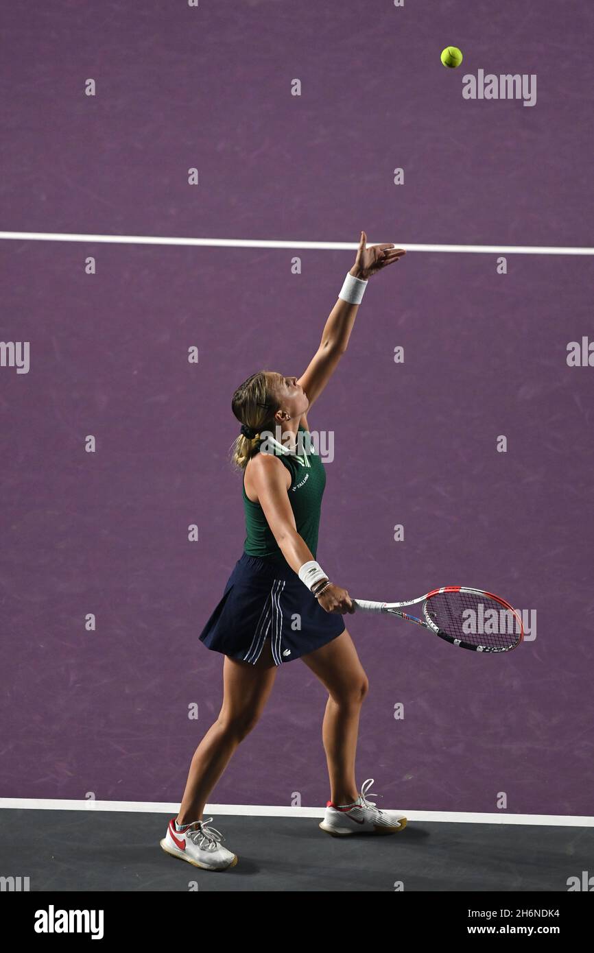 Guadalajara, Mexiko. November 2021. Die Estnische Anet Kontaveit dient während des Halbfinales der Frauen gegen die griechische Maria Sakkari beim AKRON WTA Finale in Guadalajara, Mexiko, am 16. November 2021. Quelle: Regina Cortina/Xinhua/Alamy Live News Stockfoto