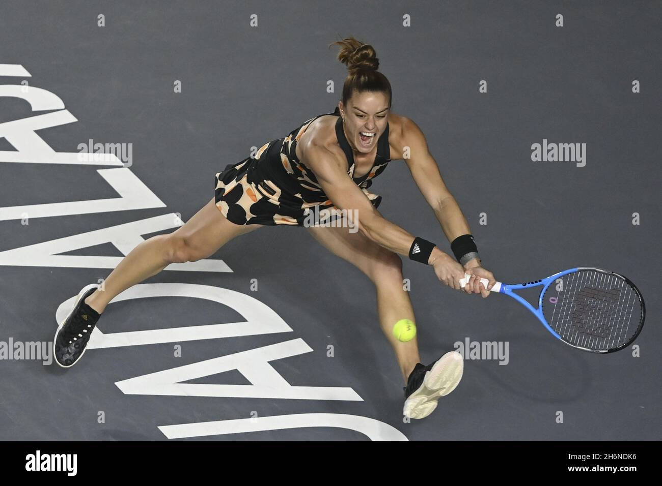 Guadalajara, Mexiko. November 2021. Die griechische Maria Sakkari kehrt beim Halbfinale der Frauen gegen die Estnische Anet Kontaveit am 16. November 2021 beim WTA-Finale VON AKRON in Guadalajara, Mexiko, zurück. Quelle: Regina Cortina/Xinhua/Alamy Live News Stockfoto