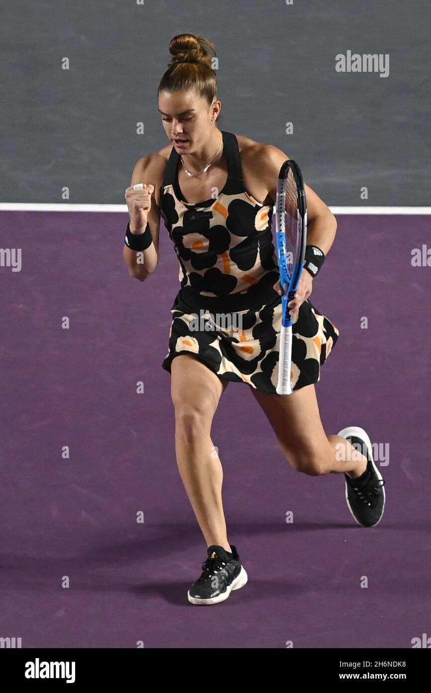 Guadalajara, Mexiko. November 2021. Die griechische Maria Sakkari feiert, nachdem sie beim Halbfinale der Frauen gegen die Estnische Anet Kontaveit beim AKRON WTA Finale am 16. November 2021 in Guadalajara, Mexiko, einen Treffer erzielt hat. Quelle: Regina Cortina/Xinhua/Alamy Live News Stockfoto