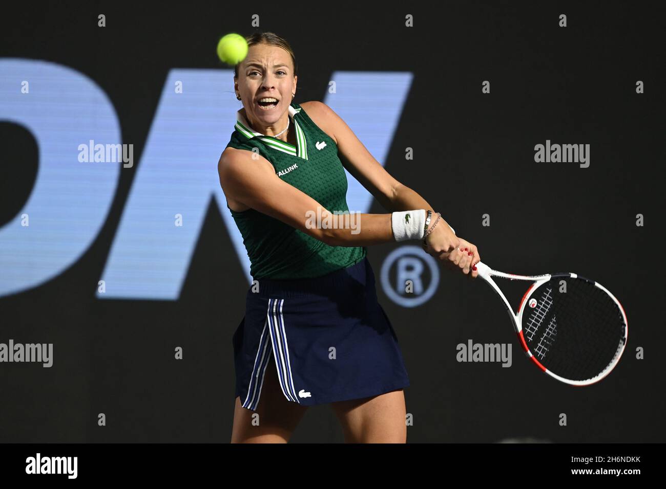 Guadalajara, Mexiko. November 2021. Die Estnische Anet Kontaveit kehrt während des Halbfinales der Frauen gegen die griechische Maria Sakkari beim AKRON WTA Finale am 16. November 2021 in Guadalajara, Mexiko, zurück. Quelle: Regina Cortina/Xinhua/Alamy Live News Stockfoto