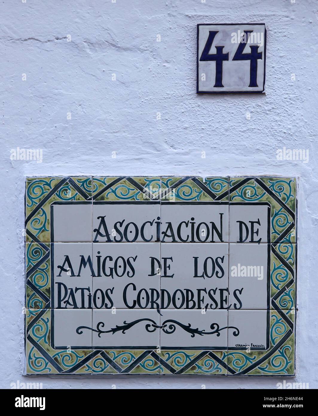 Die Höfe von Cordoba in Spanien, mit dem Festival der Höfe („Patios“) von Cordoba (zum Weltkulturerbe erklärt), bei dem die am Wettbewerb teilnehmenden Eigentümer ihre Höfe der Öffentlichkeit zugänglich machen. Es ist möglich, die Höfe in Córdoba das ganze Jahr über zu besuchen. Stockfoto