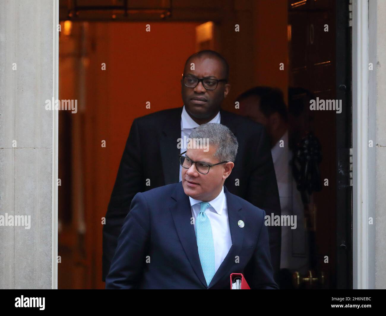 Der Staatsminister des Kabinetts Alok Sharma und der Wirtschaftsminister Kwasi Kwarteng verlassen das Büro nach einem Treffen in der Downing Street, Westminster, London, Großbritannien Stockfoto