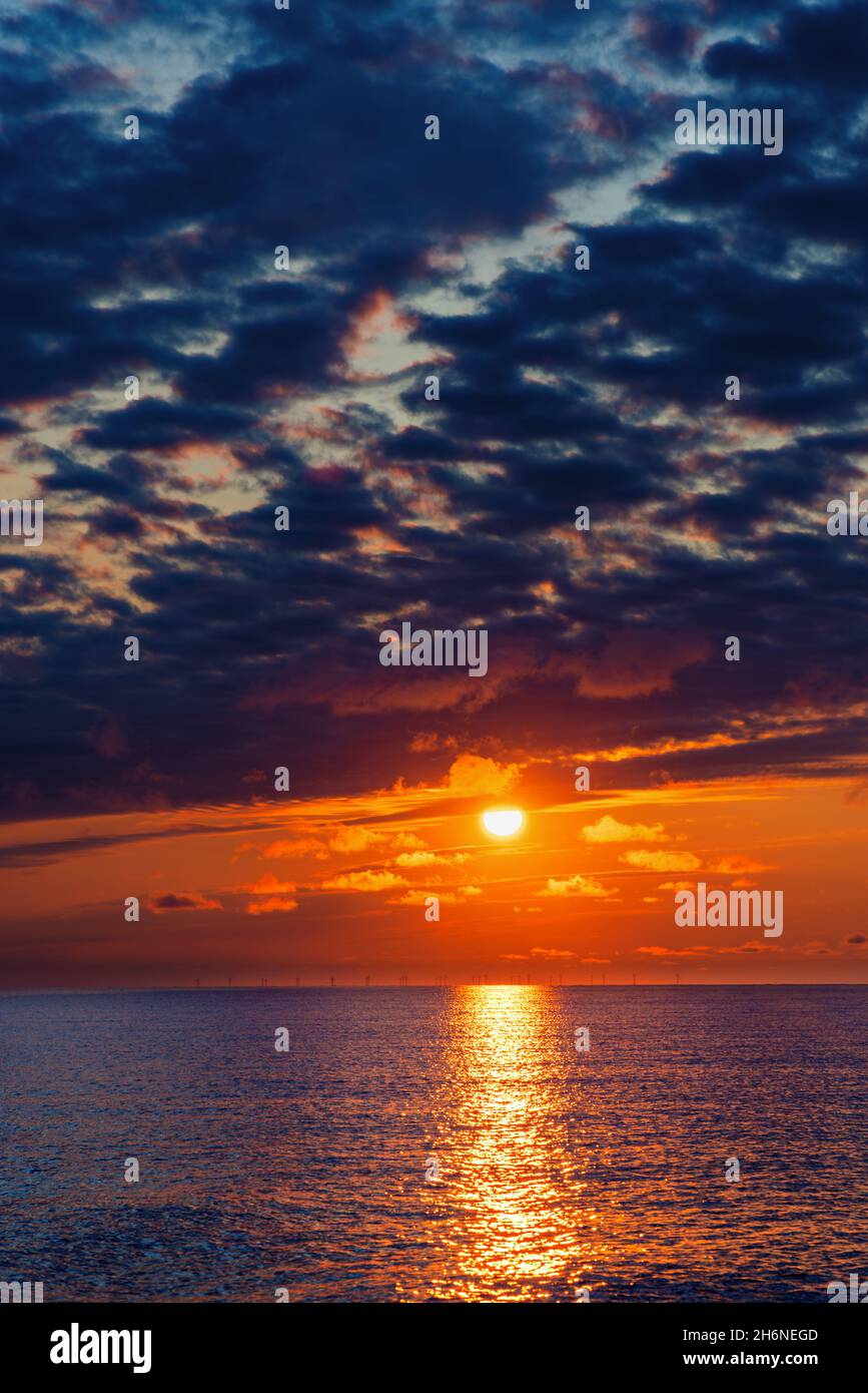 Glühender Sonnenuntergang über dem wattenmeer zwischen Borkum und Juist, Ostfriesische Inseln, Deutschland. Stockfoto