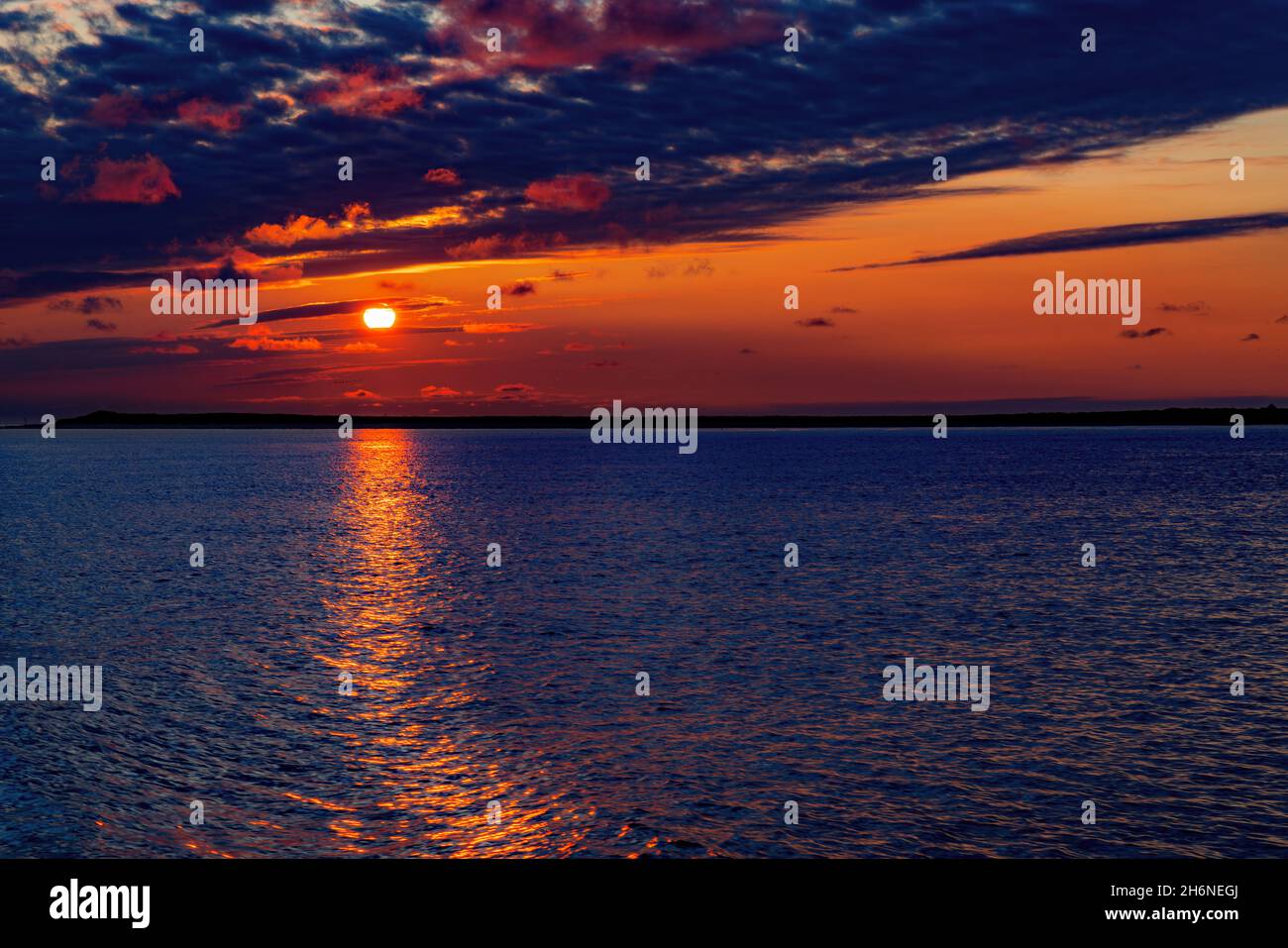 Glühender Sonnenuntergang über dem wattenmeer zwischen Borkum und Juist, Ostfriesische Inseln, Deutschland. Stockfoto