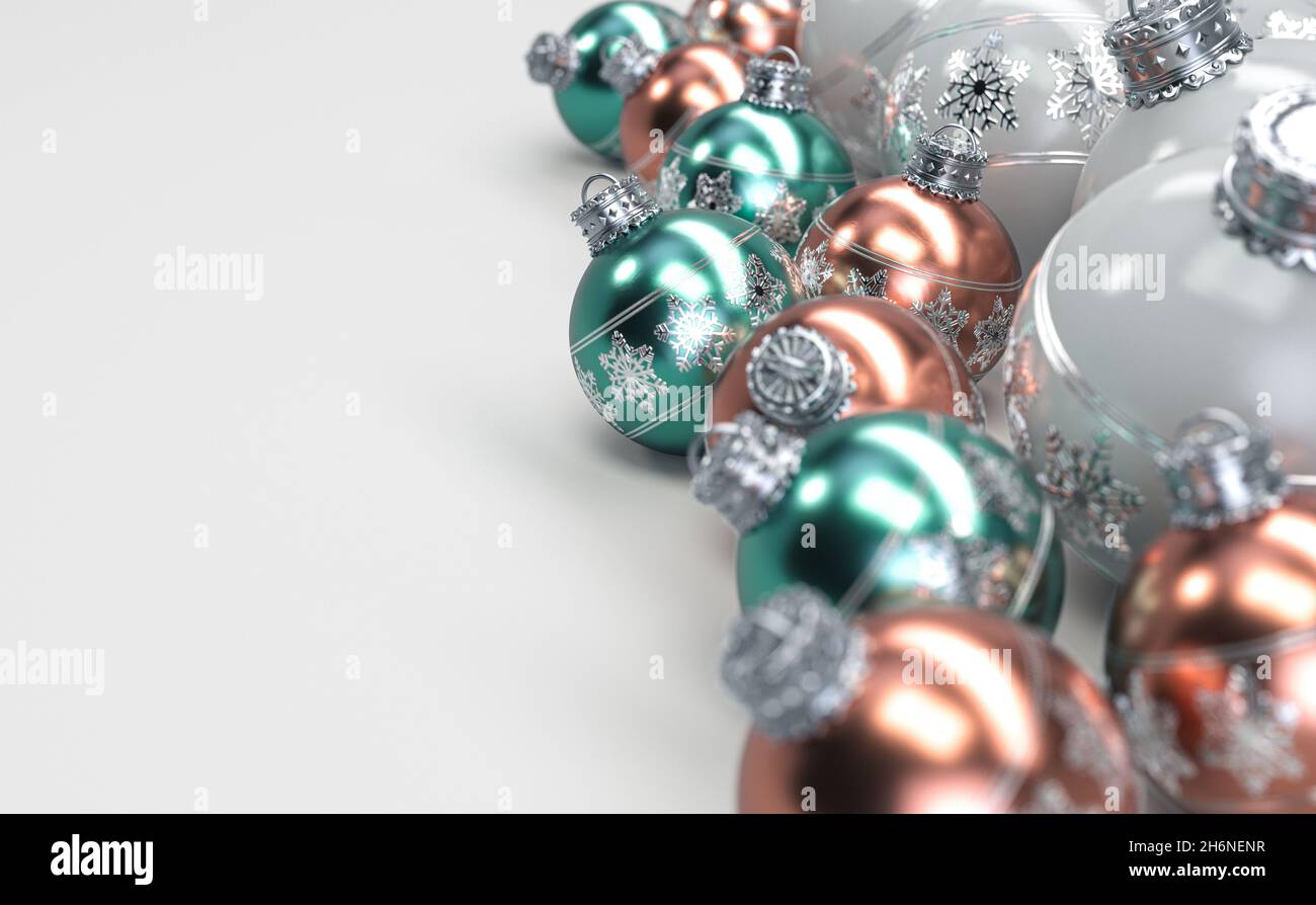 Eine Sammlung von Rose Gold mint und weißen weihnachtskugeln mit feinen verzierten Schneeflocken Muster in Silber auf einem isolierten weißen Hintergrund verziert - 3 Stockfoto