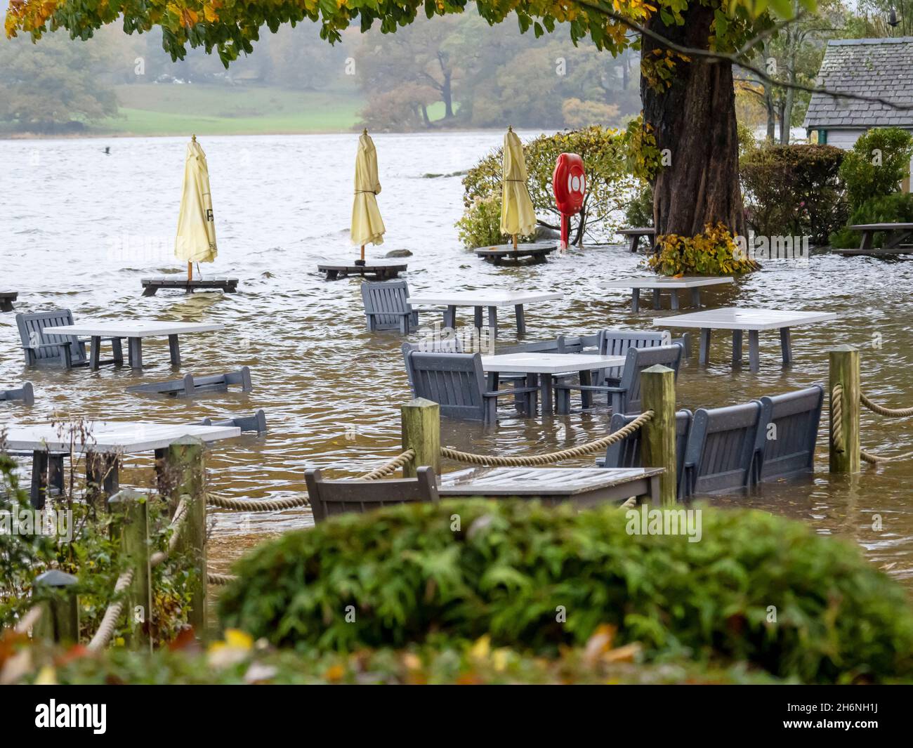 Der Biergarten des Water Edge Inn in Ambleside, Lake District, Großbritannien, wurde nach sintflutartigen Regenfällen komplett unter Wasser angelegt und der Lake Windermere erreichte ve Stockfoto