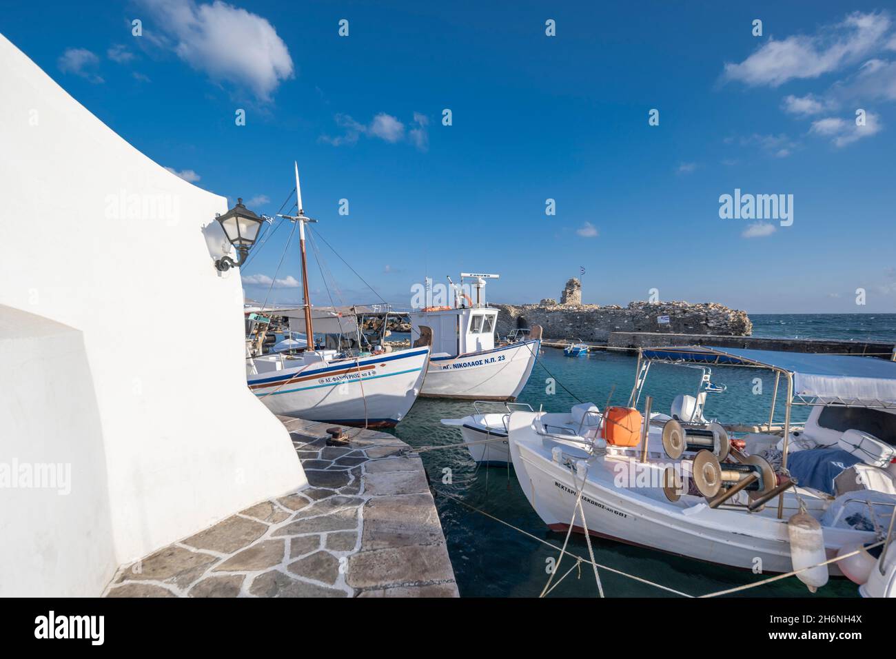 Fischerboote im Hafen von Naousa auf den griechischen Inseln von Paros. Stockfoto