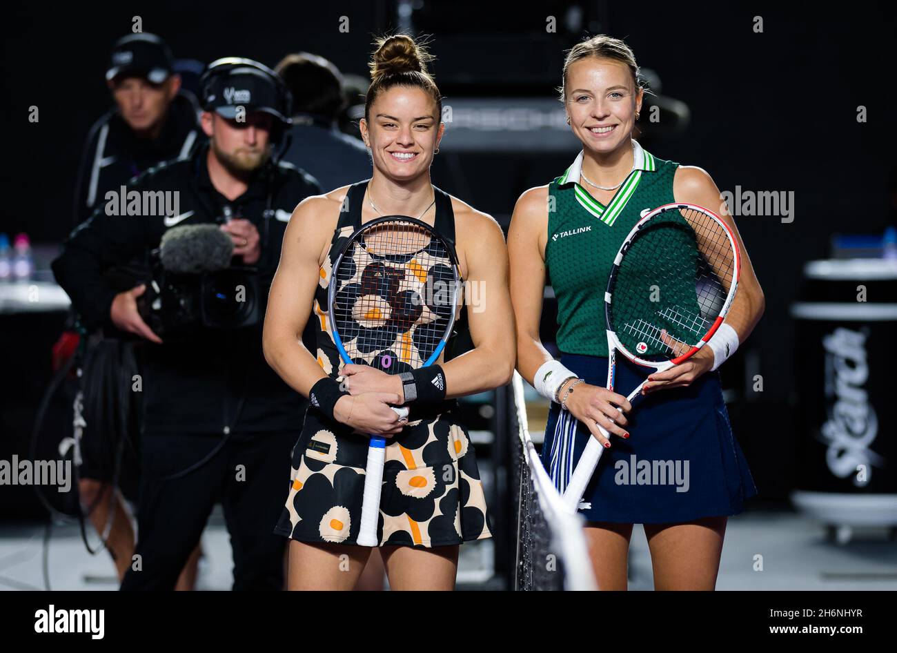 Maria Sakkari aus Griechenland und Anet Kontaveit aus Estland vor dem Halbfinale beim Akron WTA Finale 2021 Guadalajara, Masters WTA Tennisturnier am 16. November 2021 in Guadalajara, Mexiko - Foto: Rob Prange/DPPI/LiveMedia Stockfoto
