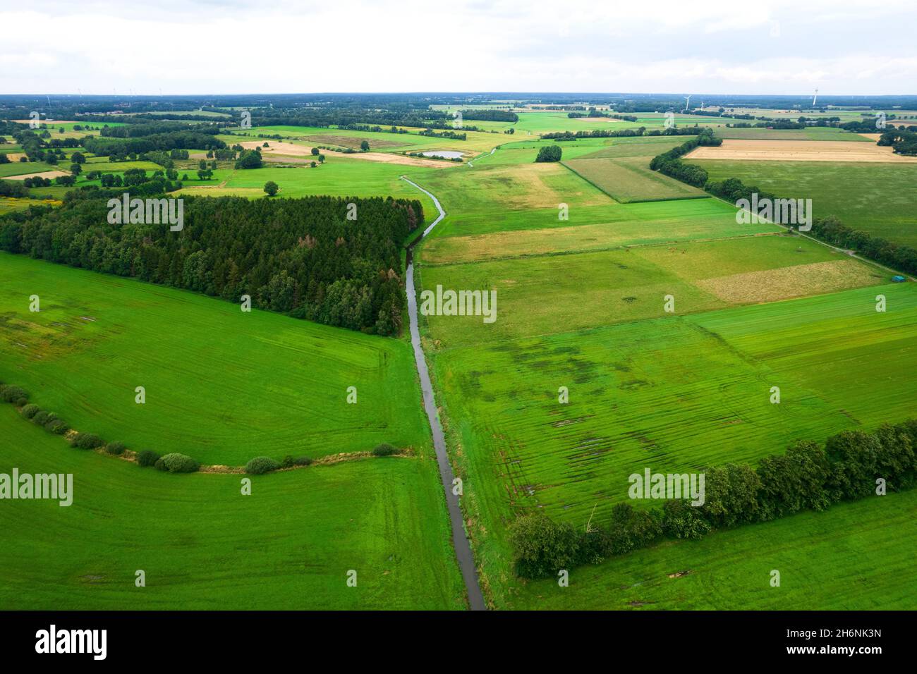 Mittelradde Luftaufnahme, Fluss eingebettet in die landwirtschaftliche Kulturlandschaft, Drohnenaufnahme, Niedersachsen, Deutschland Stockfoto