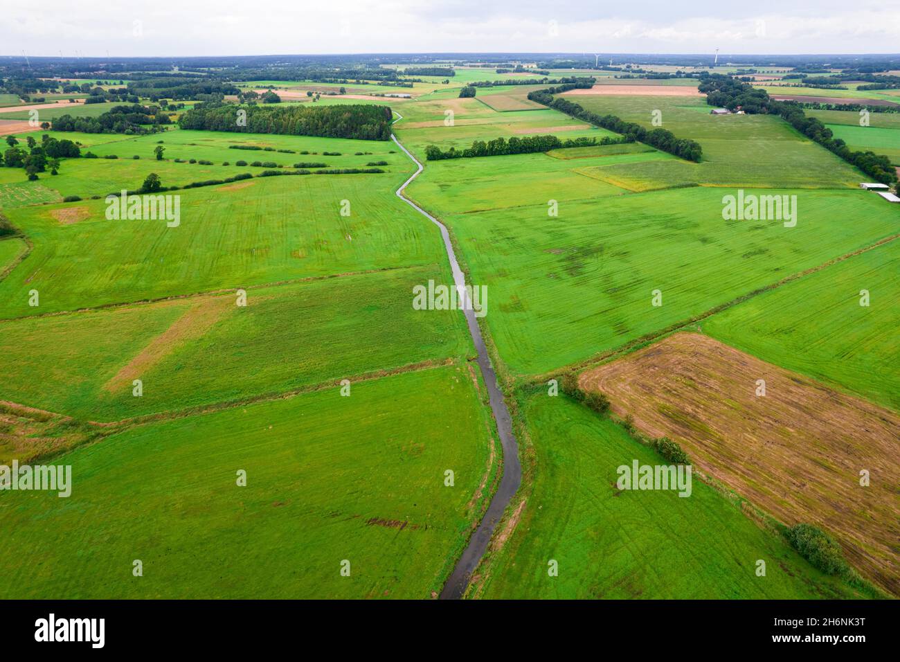 Mittelradde Luftaufnahme, Fluss eingebettet in die landwirtschaftliche Kulturlandschaft, Drohnenaufnahme, Niedersachsen, Deutschland Stockfoto