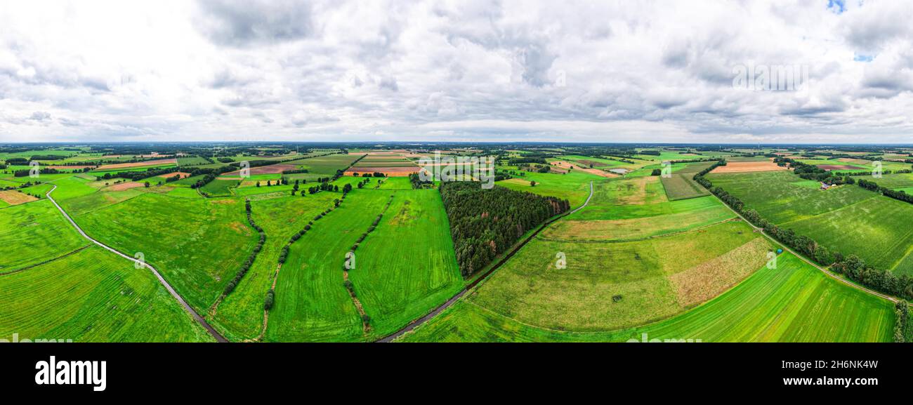 Mittelradde Panorama-Luftaufnahme, Fluss eingebettet in landwirtschaftliche Landschaft, Drohnenaufnahme, Niedersachsen, Deutschland Stockfoto