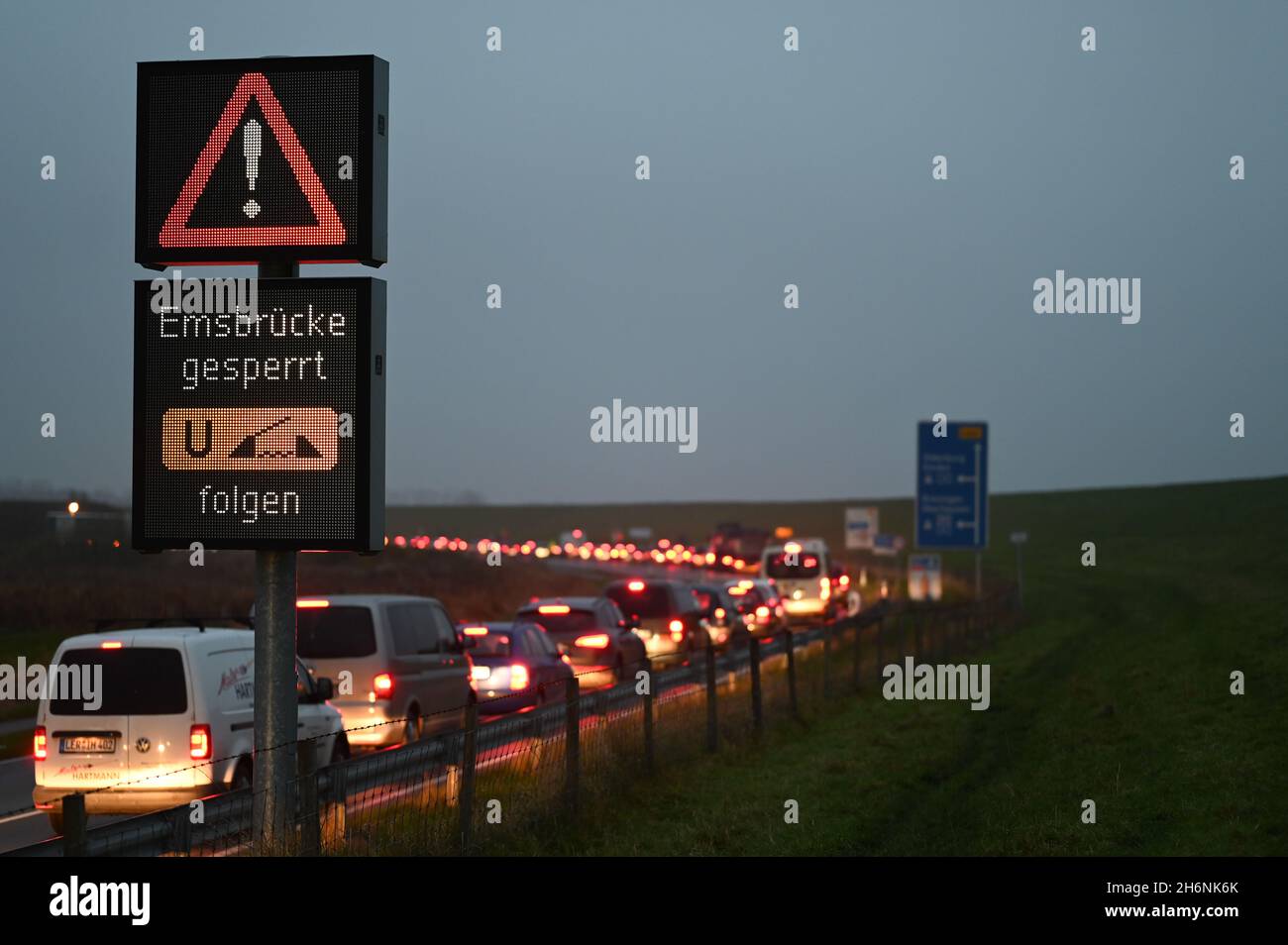 Leer, Deutschland. November 2021. Vor der Jann Berghaus Brücke über die Ems hat sich durch einen Warnstreik ein langer Stau gebildet. Im anhaltenden Lohnstreit für die Landesmitarbeiter setzte die Niedersächsische Gewerkschaft Verdi ihre Warnstreiks fort. Mitarbeiter des Geschäftsbereichs Aurich des Niedersächsischen Landesamtes für Straßenbau und Verkehr (NLStBV) verließen die bewegliche Brücke zusammengefaltet. (To dpa 'wieder Warnstreiks im öffentlichen Dienst - Brücke in leer geschlossen') Quelle: Lars-Josef Klemmer/dpa/Alamy Live News Stockfoto