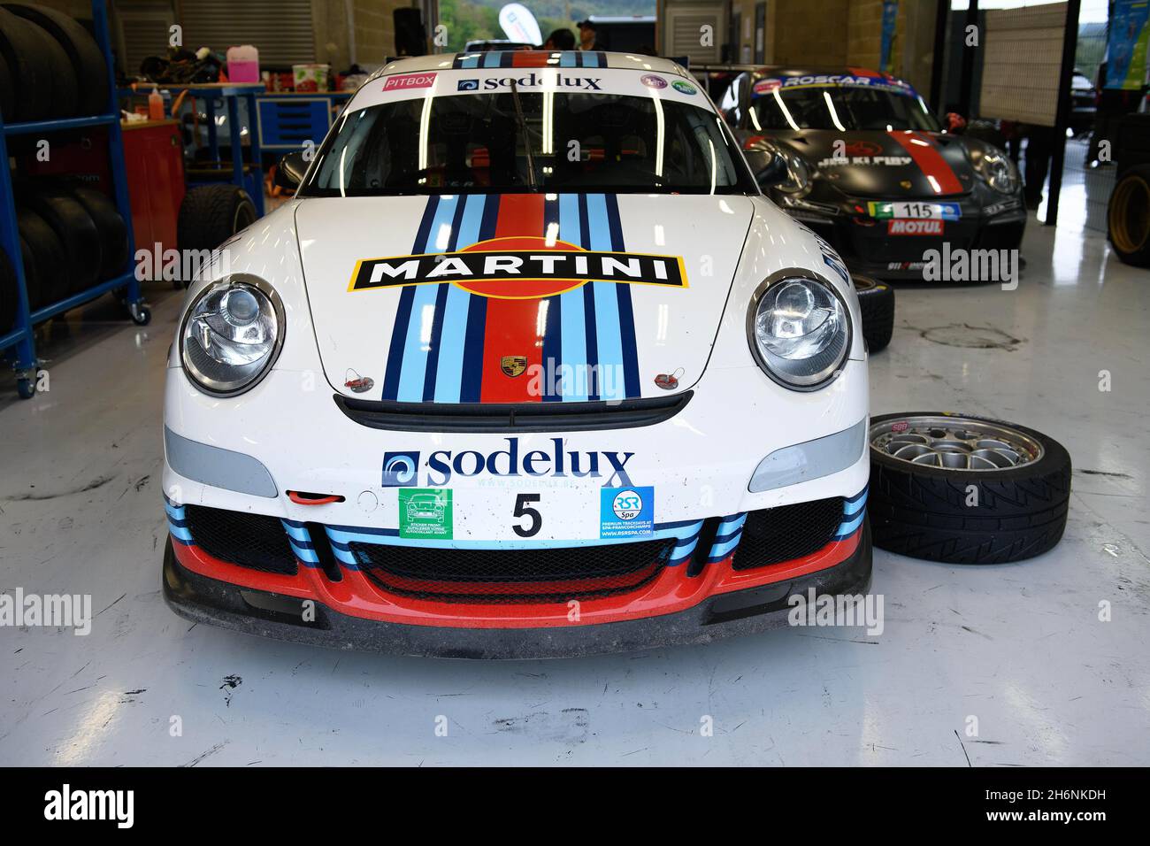 Porsche 911 GT3 in Boxenbox beim Reifenwechsel auf Regenreifen am Trackday, Circuit de Spa-Francorchamps, Stavelot, Belgien Stockfoto